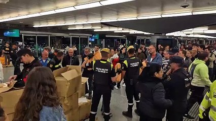 Así repartía la UME comida en las estaciones de Atocha y Chamartín