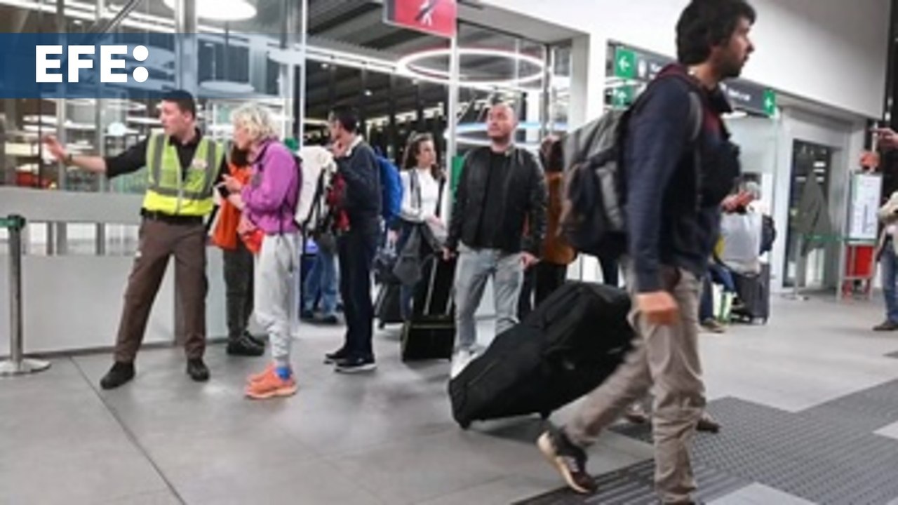 Viajeros llegan a León tras nueve horas atrapados en el túnel de Pajares