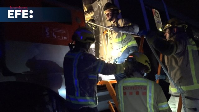 Bomberos rescatan pasajeros atrapados en un tren en Castellbisbal (Barcelona)