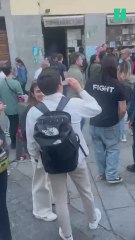 Los vecinos de Madrid se congregan para escuchar la radio en plena calle ante la incertidumbre por el apagón