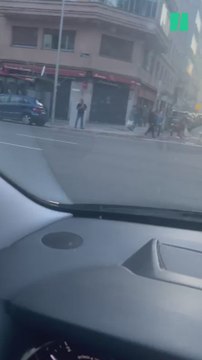 Ciudadanos regulan el tráfico tras el apagón que dejó sin semáforos a varias ciudades de España