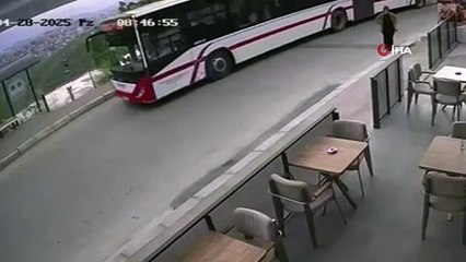 ESHOT otobüsü, park halindeki otomobile çarptı