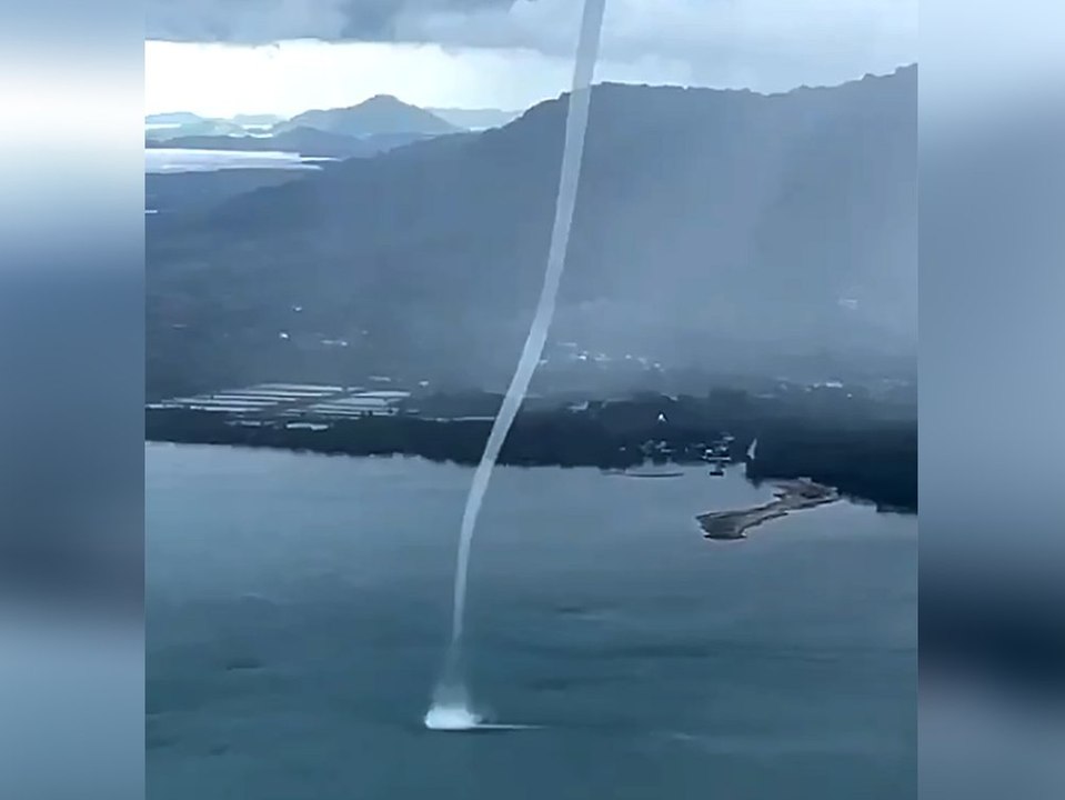 Spektakulär: flugzeugpassagiere filmen wasserhose