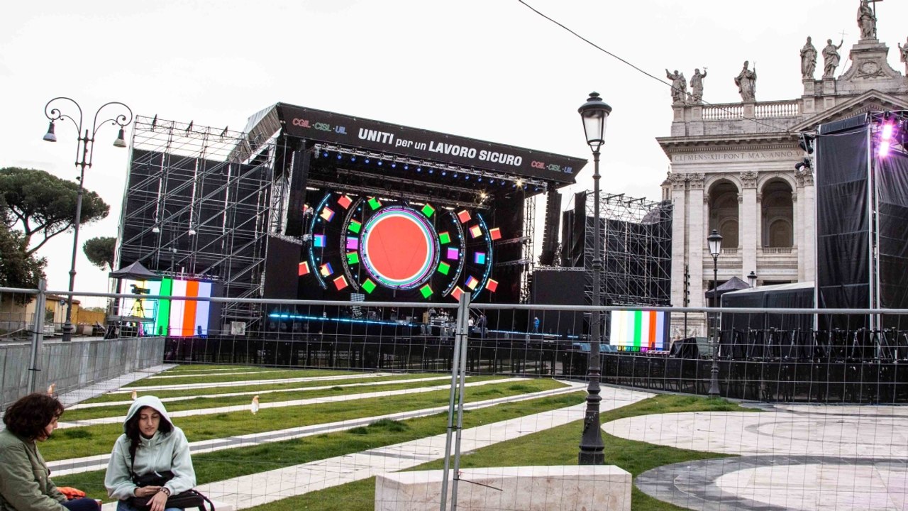 Concertone del Primo maggio: palco pronto in piazza San Giovanni, cominciano le prove