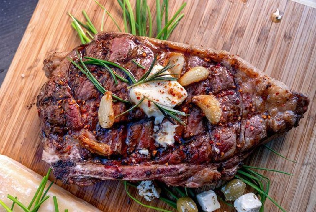 Barbecue : voici la recette de viande que « le boucher des stars » vous conseille de préparer pour changer de la côte de bœuf