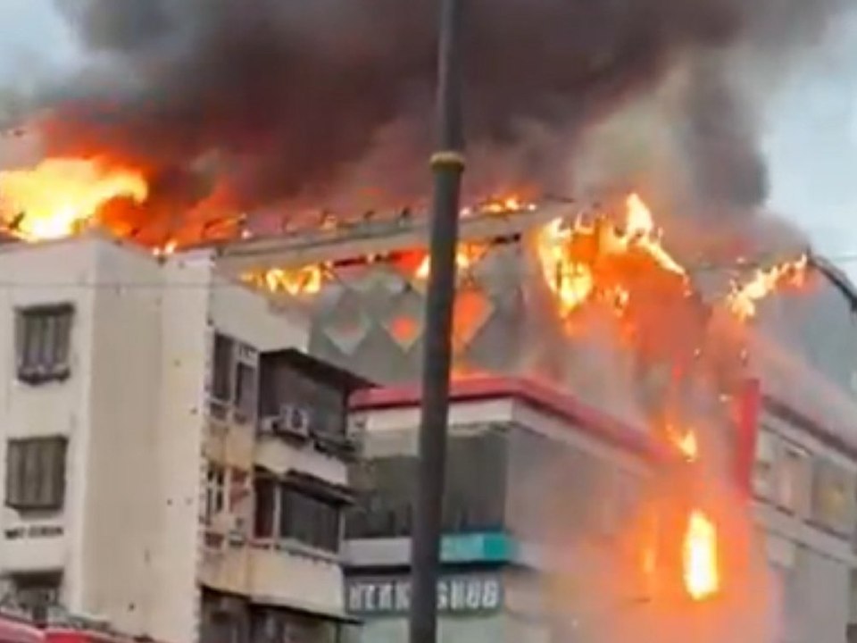 Meterhohe Flammen bei Großbrand in Einkaufszentrum