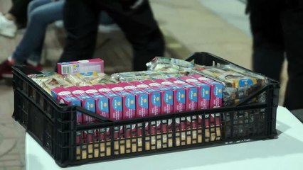 Agua, dulces y mantas en la estación a la espera de ser ubicados en algún hotel