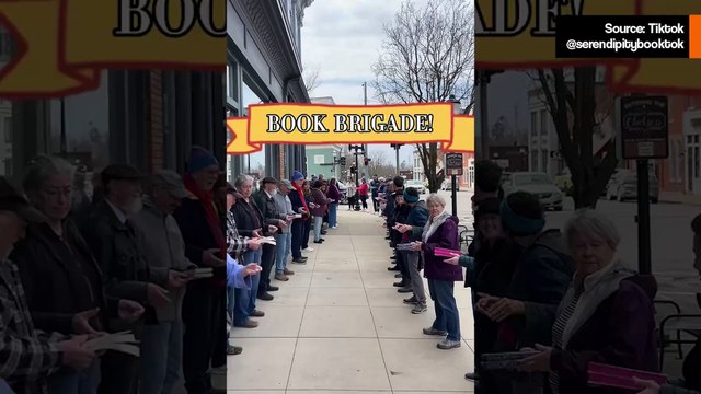 Mänsklig kedja hjälper till att flytta 9 100 böcker – scenen rör internet