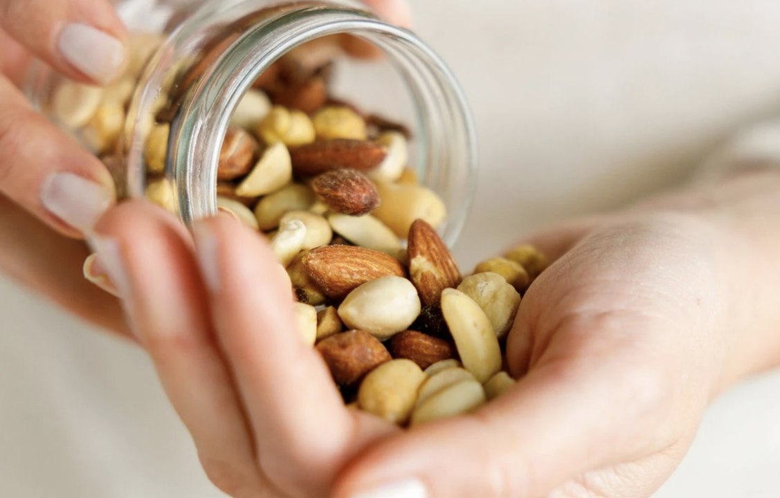 Grignoter des fruits secs le soir : que disent les nutritionnistes ?