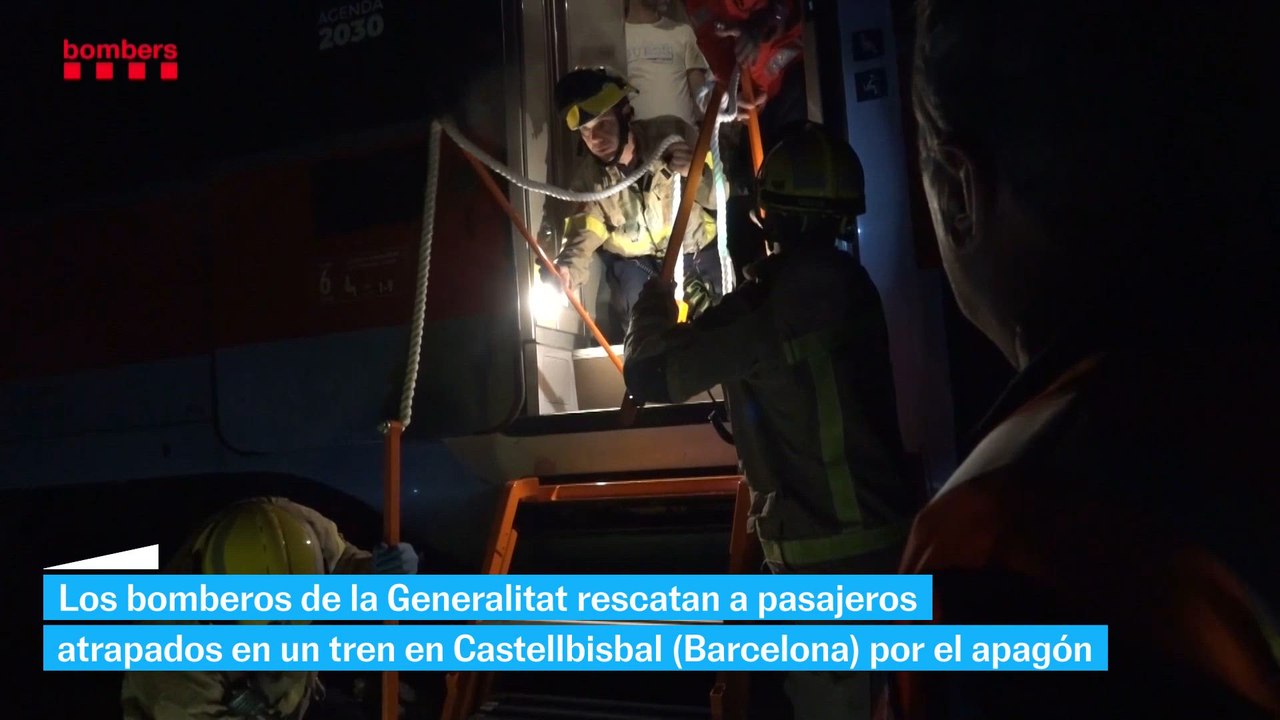 Bomberos rescatan pasajeros atrapados en un tren en Castellbisbal (Barcelona)