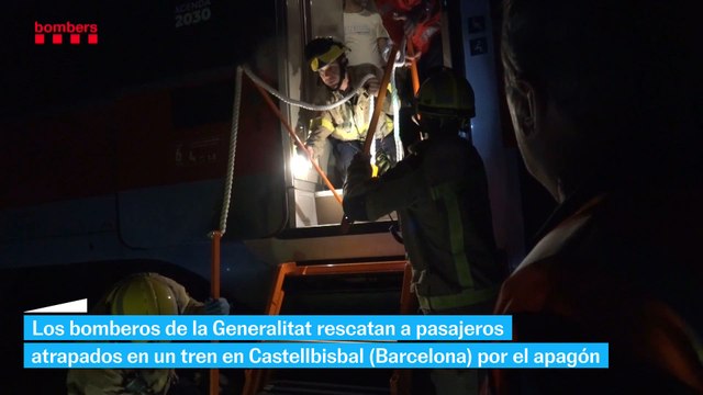 Bomberos rescatan pasajeros atrapados en un tren en Castellbisbal (Barcelona)