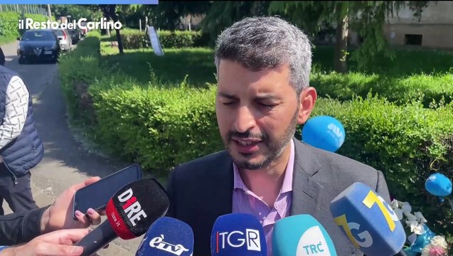 Bologna, deposizione di fiori alla Barca per il ragazzo morto