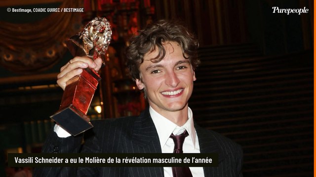 Caroline Vigneaux fait tomber une bretelle de sa robe aux Molières 2025 où un membre du clan Depardieu a été récompensé