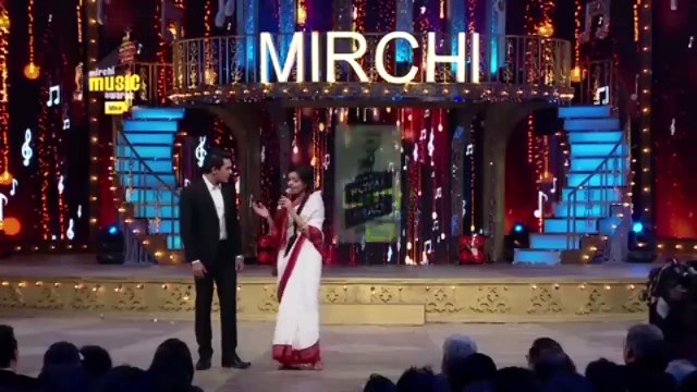 Sugandha Mishra in her Didi avtaar at the 7th Royal Stag Mirchi Music Awards! _ Radio Mirchi