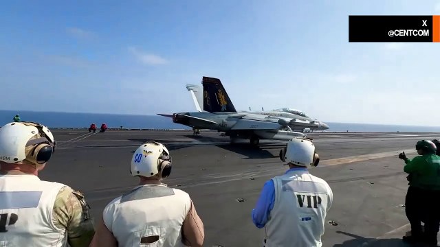 F/A-18E Super Hornet stijgt op van vliegdekschip tijdens bezoek van Amerikaanse generaal