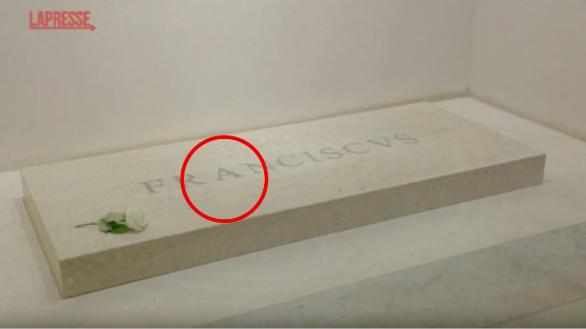 Video L'errore grafico sulla lapide di Papa Francesco: la distanza non omogenea tra le lettere del suo nome