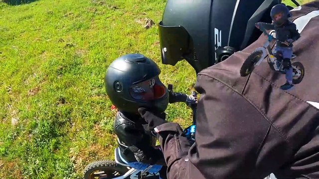 Minik Alparslan tedavisine destek için kullandığı motosikletiyle yolların tozunu atıyor