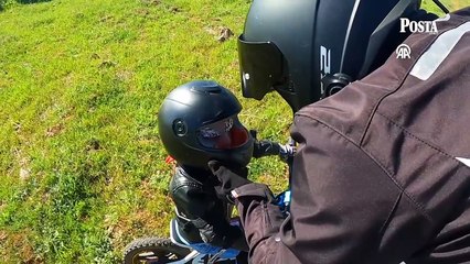 Arazide asfaltta hızı kesmiyor! 4 yaşındaki minik Alparslan 2 yıldır motosiklet sürüyor