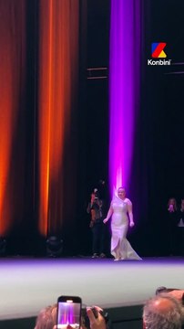 Konbini a remis son Prix de l’Engagement à l’actrice irlandaise Nicola Coughlan.