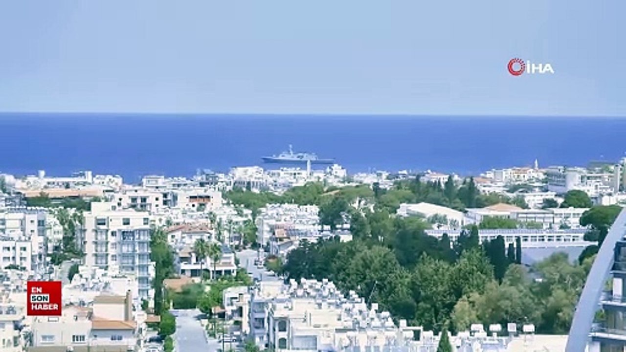 SOLOTÜRK ve Türk Yıldızları Akrobasi Timi'nden KKTC'de selamlama uçuşu