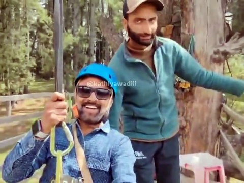 Un homme se filme sur une tyrolienne, alors qu’une attaque terroriste éclate sous ses pieds