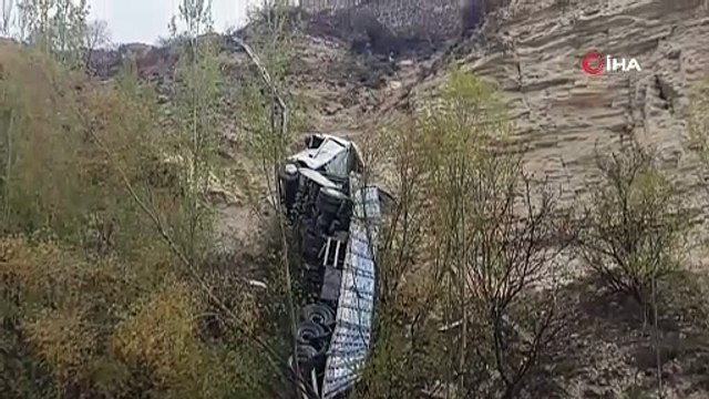 Metrelerce yükseklikten uçuruma düşen tırın sürücüsü kazayı hafif sıyrıklarla atlattı