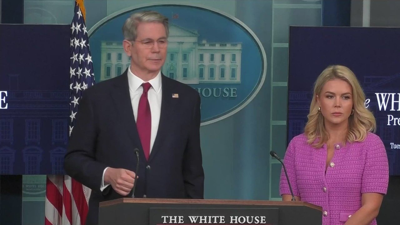 Karoline Leavitt Slams Amazon: New Tariff Labels Target American Consumers