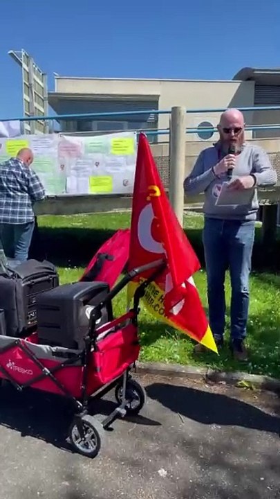Une vingtaine de grévistes se sont réunis mardi 29 avril 2025 devant le Centre Hospitalier de Cornouaille, à Quimper.