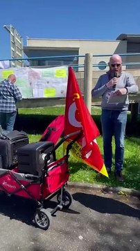 Une vingtaine de grévistes se sont réunis mardi 29 avril 2025 devant le Centre Hospitalier de Cornouaille, à Quimper.