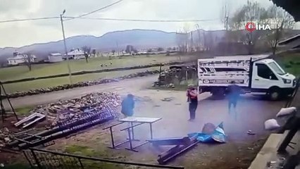 Kesmek istedikleri varil patlayınca neye uğradıklarını şaşırdılar: Patlama anı kamerada