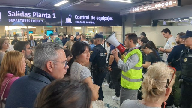Los trabajadores de Atocha gestionan el caos en los trenes de Larga Distancia un día después del apagón