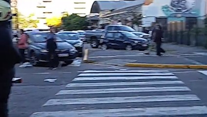 Rescataron a un bebé de un año que quedó encerrado en un auto