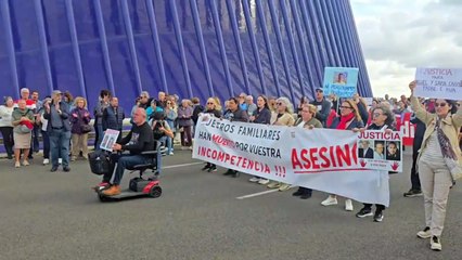 Las protestas contra Mazón por la DANA cortan el tráfico junto al congreso del PPE: “No son muertos, son asesinados”