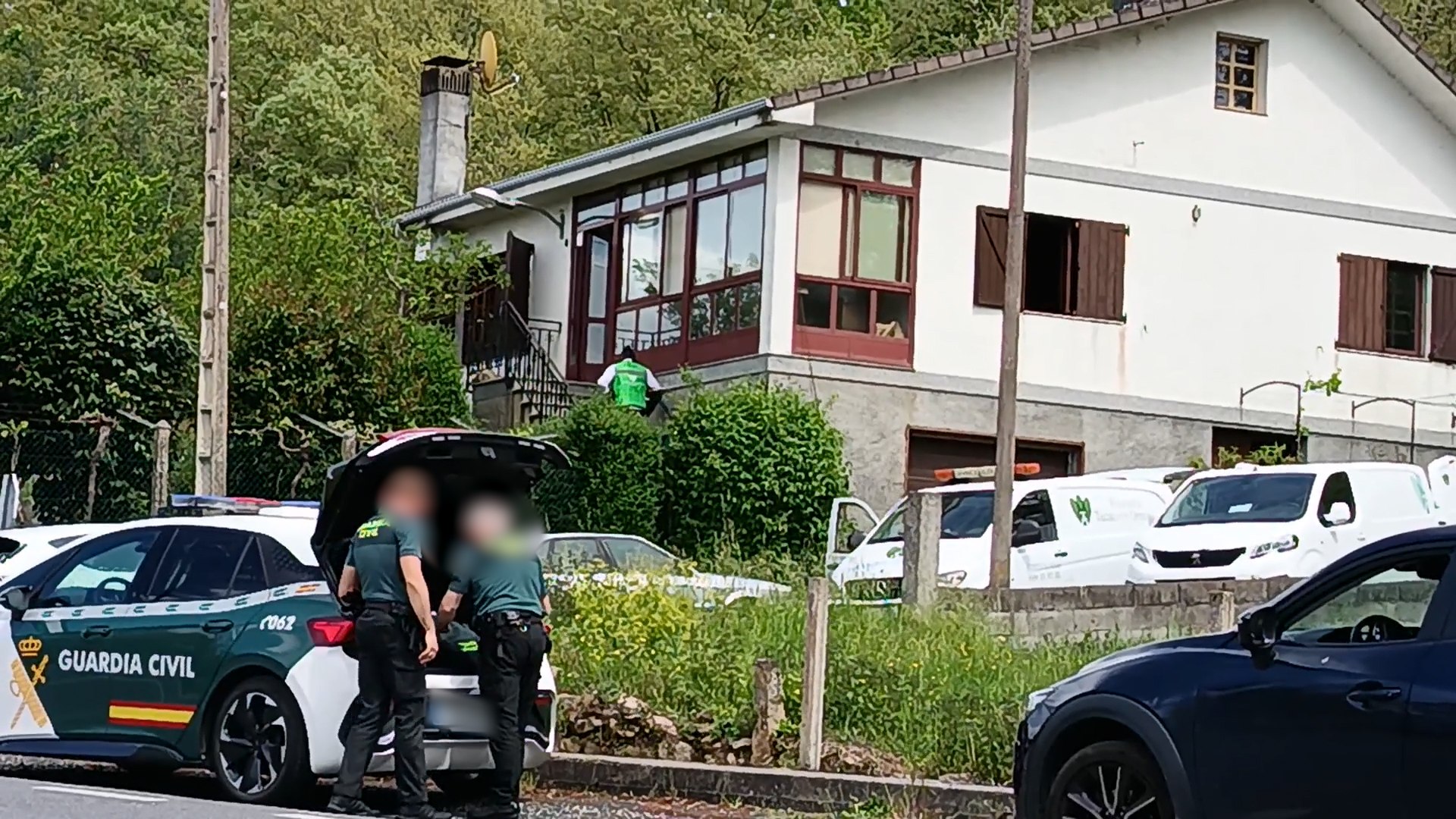 Una tragedia sacudi� al municipio de Taboadela (Ourense), donde tres miembros de una misma familia &mdash;un matrimonio de 81 y 77 a�os y su hijo de 56&mdash; fueron hallados sin vida en su domicilio, debido a una intoxicaci�n por mon�xido de carbono.
Las investigaciones apuntan a una mala combusti�n de un generador que la familia hab�a utilizado para alimentar un respirador esencial para el hombre de mayor edad, quien padec�a c�ncer y hab�a estado recientemente hospitalizado. La falta de electricidad a causa del apag�n fue el motivo por el que recurrieron al generador.