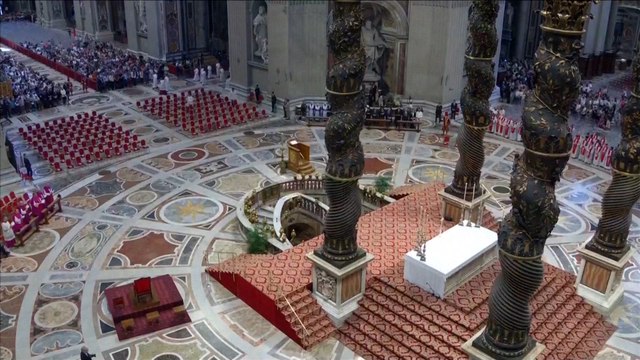 I cardinali si riuniscono per la messa di lutto di Papa Francesco nella Basilica di San Pietro.