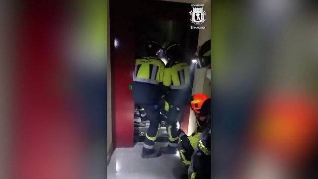 Así fue uno de los más de 350 rescates que realizaron los bomberos de Madrid tras el apagón