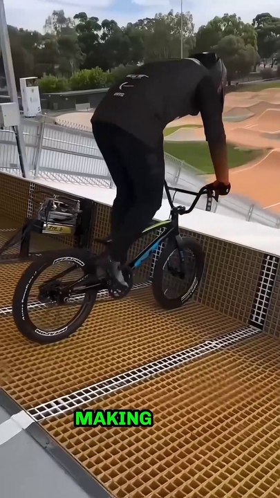 Always avoid making such mistakes! 🚴⚠️ They can be extremely dangerous! #shorts