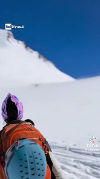 Un pilote décolle au raz des alpinistes en pleine montagne