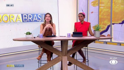 Caminhão vai parar em cima de carreta após batida em SP