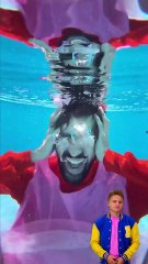 Sensation horrible ! 😩 De l'eau est restée coincée dans mon oreille ! #drôle #shorts