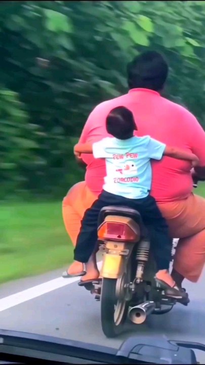 #sizematters #dadandson #funsize #childhood #summerlibe #sn2sg #trip #child #sunnight #bike #sunnightmusic #son #sunnightpop #dad #fatherhood #funnymemes #memory #parenthood #moto #motorcycle #biker #hold #mydad #myson