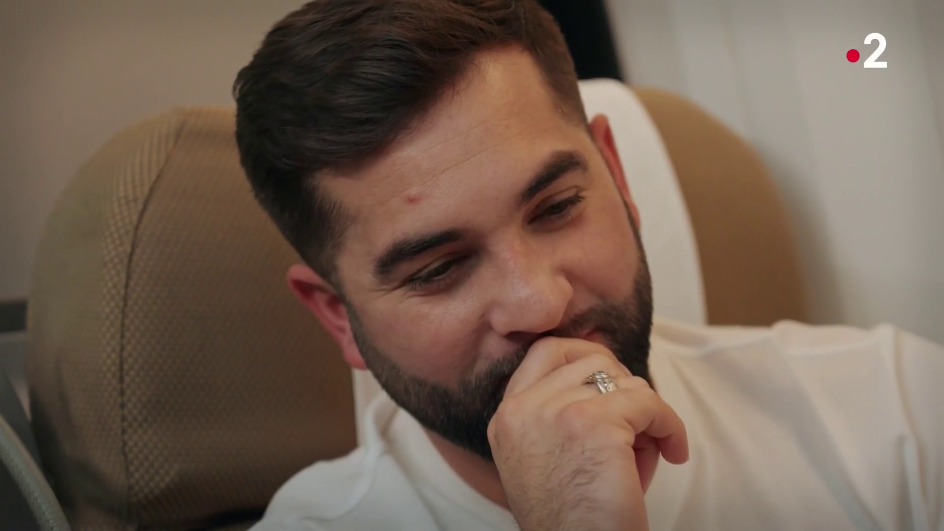 VOICI - Kendji Girac ému aux larmes en écoutant un message de sa fille dans  Rendez-vous en terre inconnue
