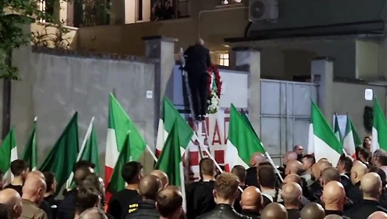 Saluti romani per ricordare Sergio Ramelli: dalle finestre dei palazzi parte "Bella ciao"