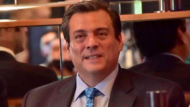 Mauricio Sulaimán presume el cinturón que se podría llevar Canelo Álvarez de vencer a William Scull
