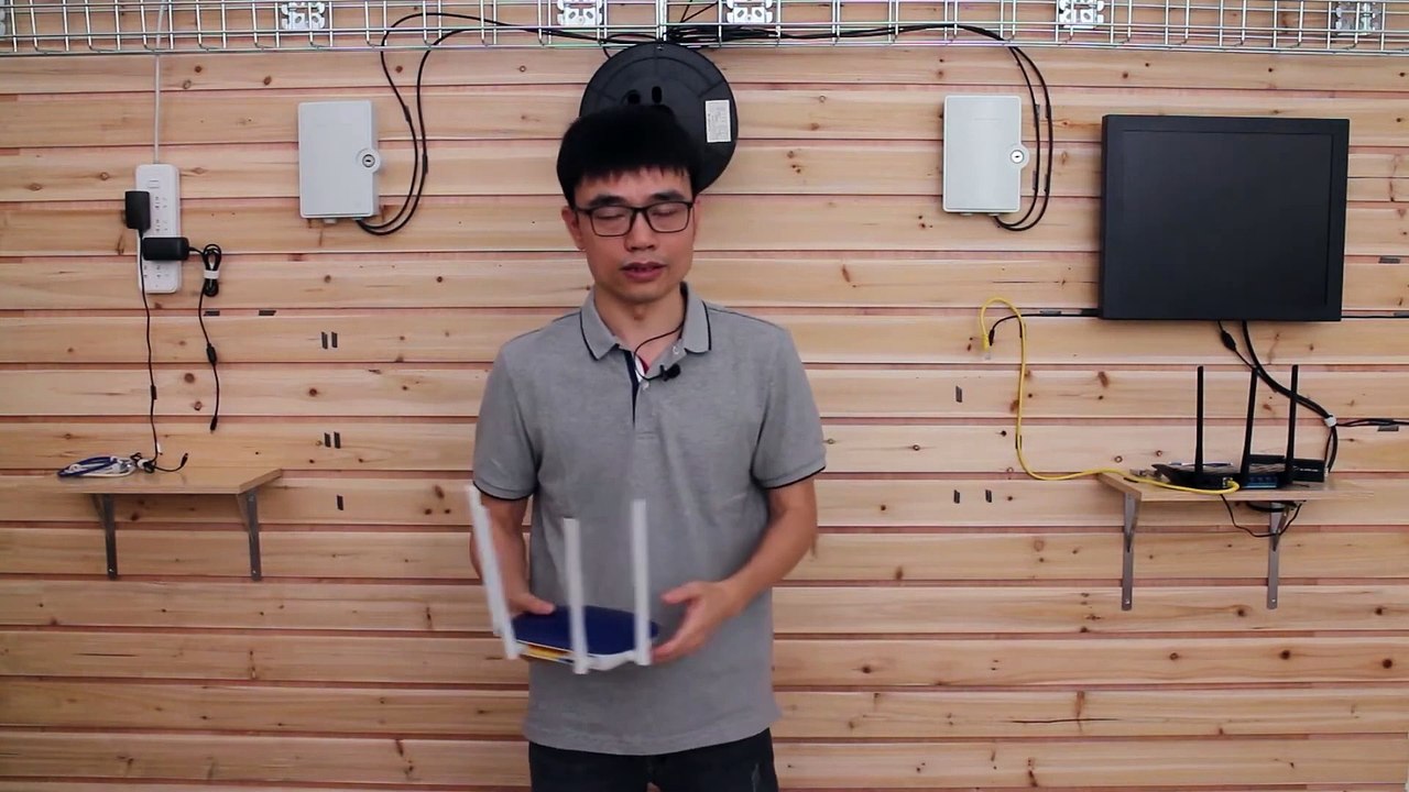 Utilisez un câble à fibre optique pour relier deux routeurs WiFi