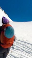 Un avion fait du ski entre des randonneurs