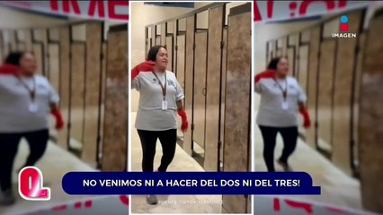 Una mujer acarrea a las chicas en el baño