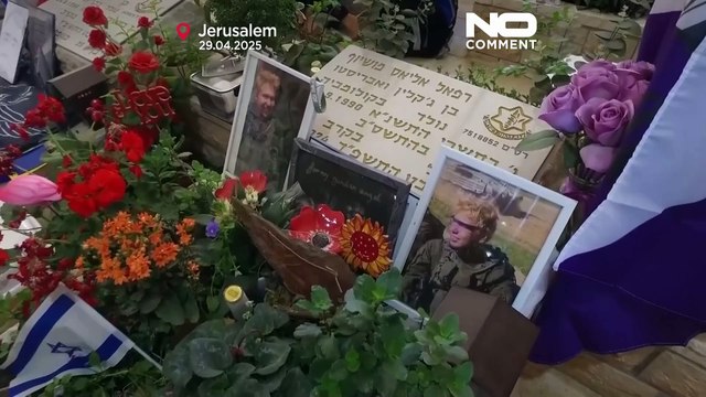 I parenti in lutto visitano le tombe militari prima della Giornata della Memoria in Israele