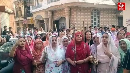 चंडीगढ़ में महिलाओं ने हाथ में तलवार लेकर किया प्रदर्शन, आतंकियों के खिलाफ लड़ने की ली थपथ