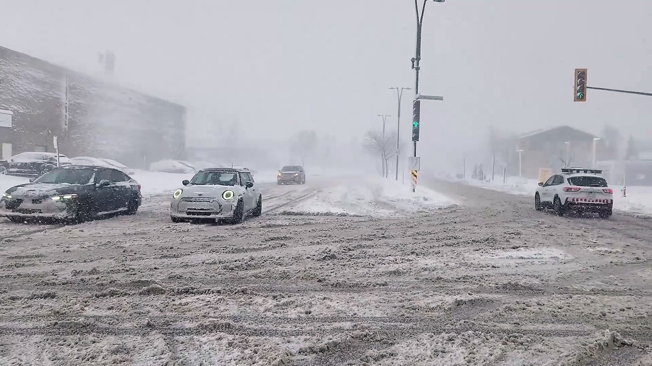 👉 Driving Calmly Through a Brutal Snowstorm in Canada ❄️🇨🇦 | Extreme Winter Roads 2025  Este título: